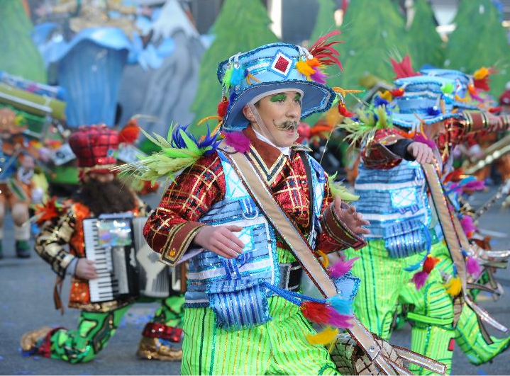 The Uptown String Band performed in the 2015 Saucon Valley Spirit Parade.