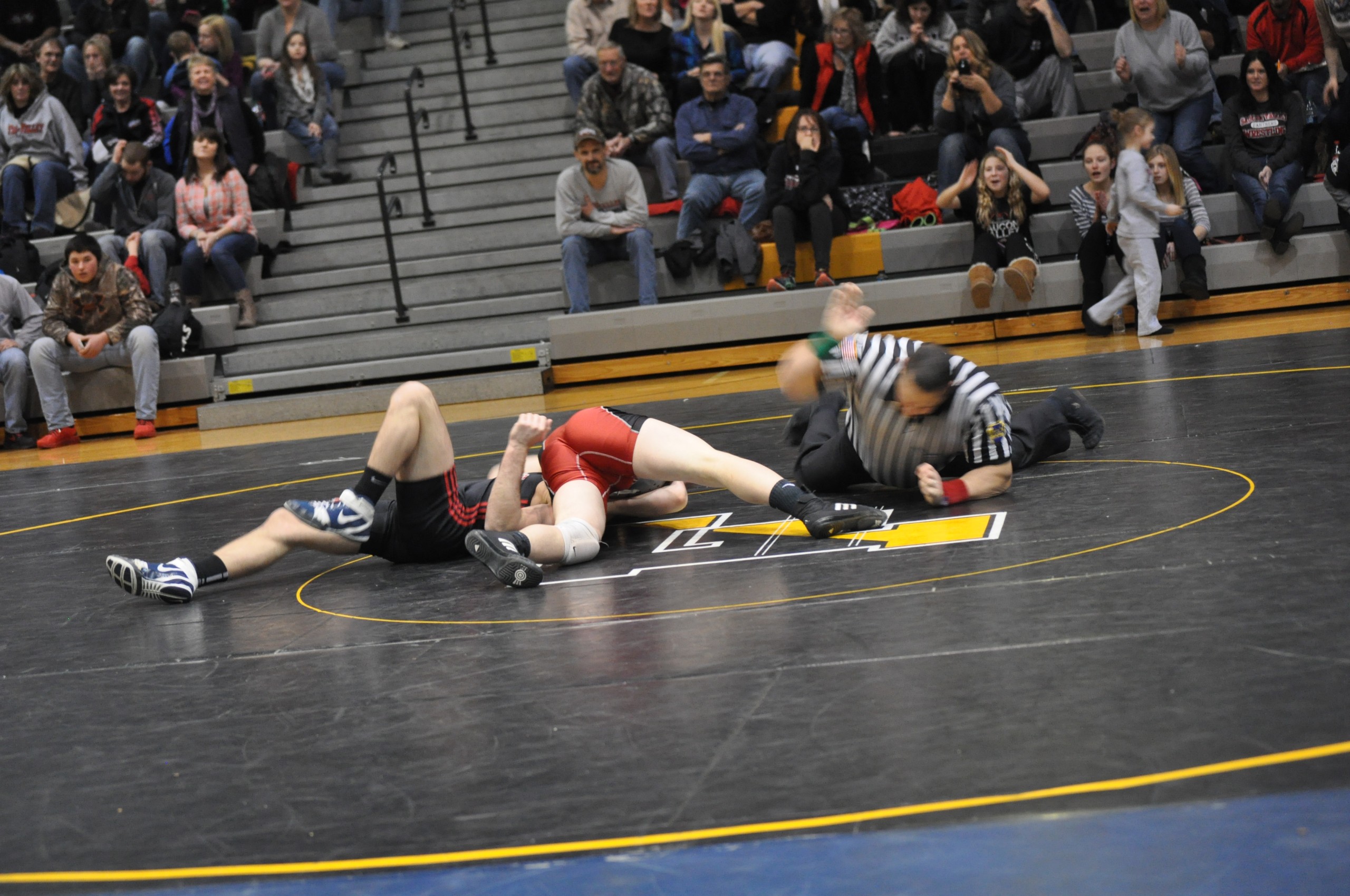 Blayne Hirschbeck dramatically pins his team into the PIAA State Tournament.