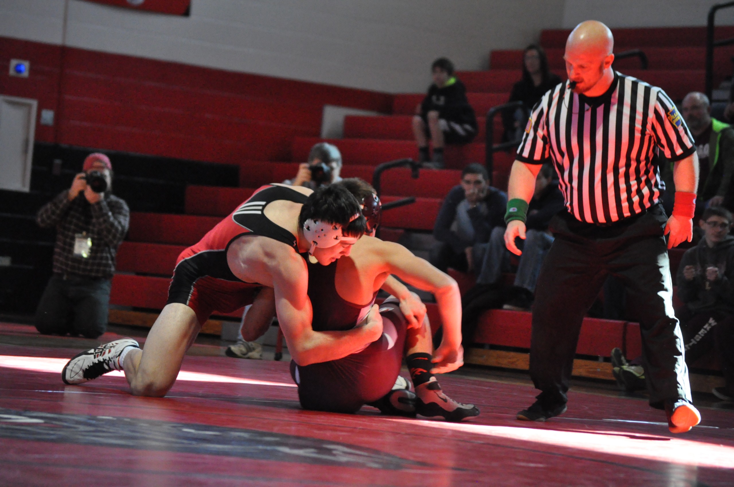 Saucon's Jason Lynch beats Bangor's unbeaten Dallas Labar 9-4.